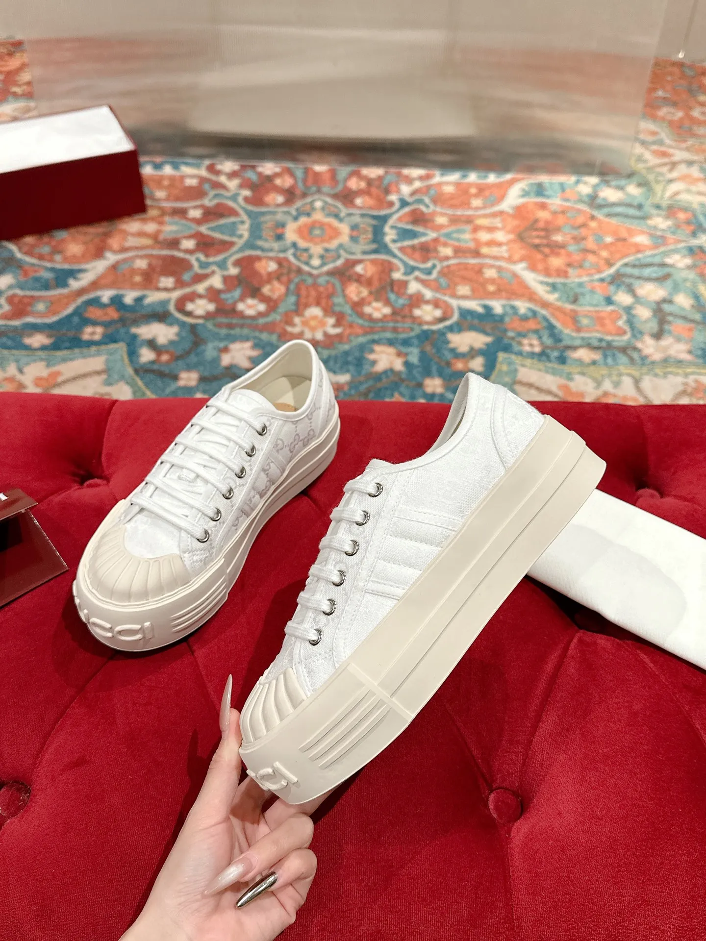 👟👟Ex-factory price 520👟👟 Women's models are new🆕 Arrival Gucci tennis 1977 classic Loft series canvas shoes... 2025 hot recommended model, G+1977×Disney cooperation series... GG canvas is made of finished products and incorporates brand elements. The retro style is rich, the classics and feelings are perfect for recall! Each color fabric developed by the original version is customized by the original version, and we pursue the ultimate in large-scale products! Market-level top version ⚠ Fabric: Customized GG cloth electric embroidery/5D washed distressed canvas Lining: Customized terry cloth lining (the feet are fitted and cannot be disassembled) Outsole: Original molded TPU two-color outsole Size: 35-40 (41 customized)